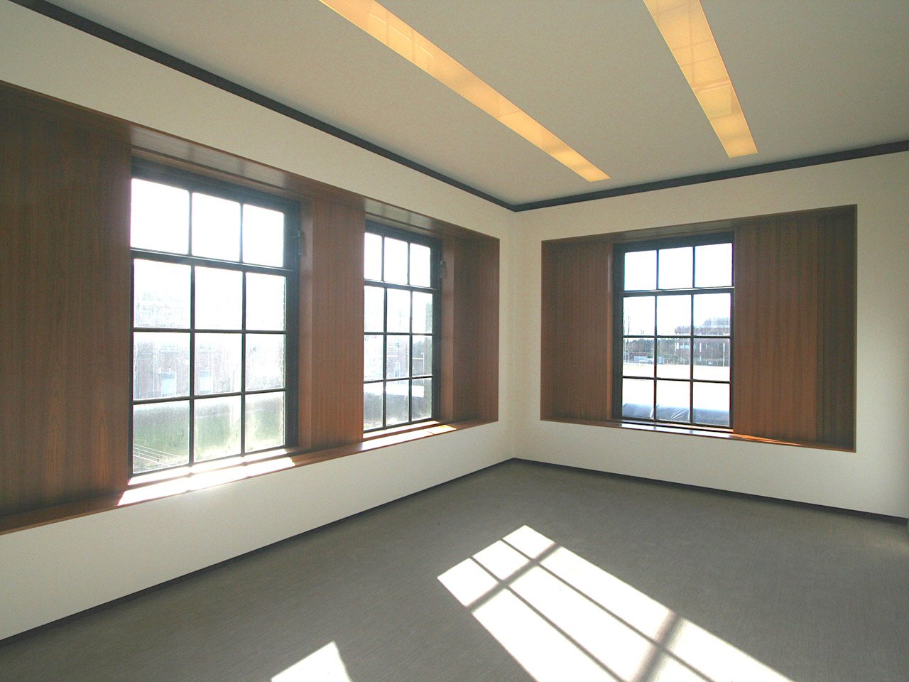 Liong Lie architects Taets interieur meeting room schuifbare houten raam panelen