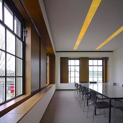 Liong Lie architects Taets interieur meeting room schuifbare houten raam panelen